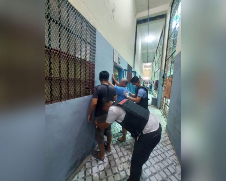 Razia petugas Rutan Padang di sel tahanan Tipikor, Sabtu (13/5/2023) dini hari. (Foto: Dok. Rutan Padang)