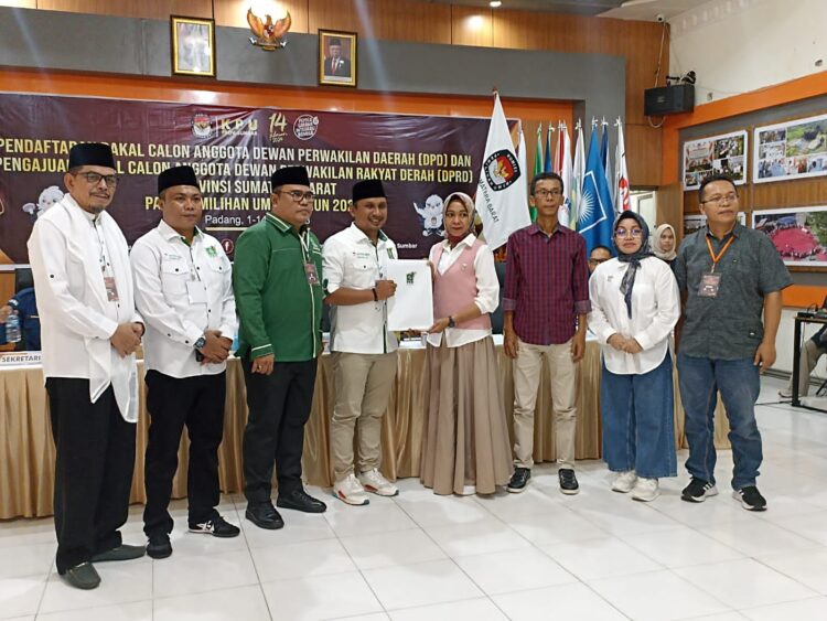 Pemilu 2024: PKB Targetkan Raih 100 Kursi dan Pimpinan DPRD Sumbar 1 Partai Kebangkitan Bangsa mendaftarkan Bacaleg ke KPU Sumbar pada Sabtu (13/5/2023) sore. (Foto: Dok. Radarsumbar.com)