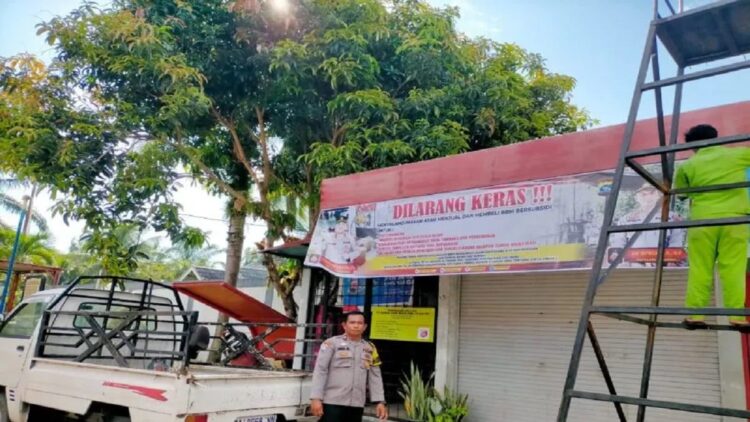 Jajaran Polres Pasaman Barat memasang spanduk di SPBU yang ada agar tidak menjual BBM bersubsidi jenis bio solar kepada pelaku penambangan emas ilegal. (ANTARA)