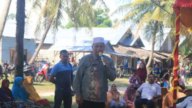 Bupati Pasaman Barat Hamsuardi saat sosialisasi dan meninjau daerah Jorong Sikabau, Nagari Parit, Kecamatan Koto Balingka dalam rangka persiapan pelaksanaan program Smart Fisheries Village (SFV) atau desa perikanan cerdas. (Antara/Altas Maulana).