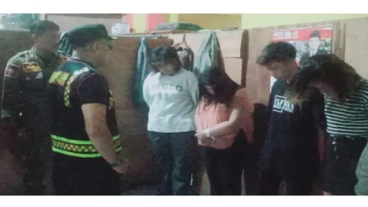 Kepala Bidang Ketertiban Umum dan Ketentraman Masyarakat Satpol PP Damkar Agam Yul Amar sedang memberikan arahan bagi pasangan, artis sawer dan waria di Mako Satpol PP Damkar Agam, Kamis (18/5). (Antara/HO-Dok Satpol PP Damkar Agam)