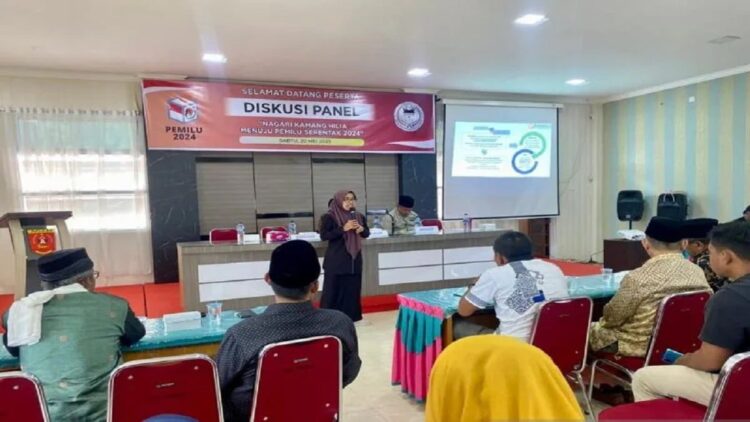 Bawaslu Agam Tingkatkan Partisipasi Masyarakat Awasi Pelanggaran Pemilu lewat Diskusi Panel 1 Koordinator Devisi Pencegahan, Partisipatif Masyarakat dan Humas Bawaslu Agam, Okta Muhlia sedang memberi materi. (Dok. Bawaslu Agam)