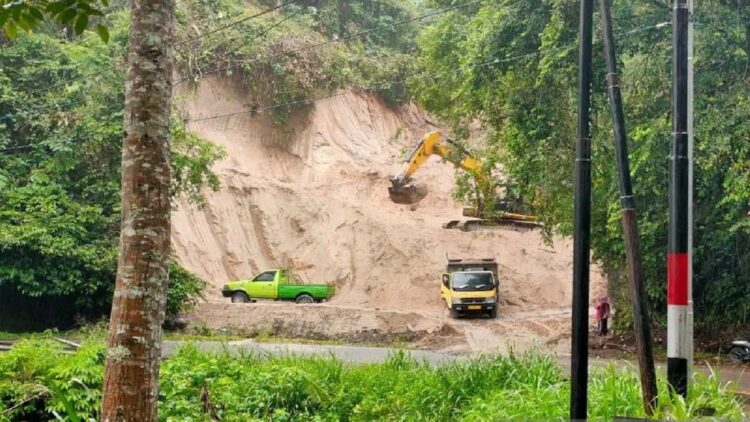 Diduga tanpa Izin, Warga Adukan Aktifitas Galian C di Palupuh Agam 1 Aktivitas Galian C atau penambangan tanah perbukitan di Palupuh, Agam yang berada di jalan raya lintas Bukittinggi - Medan (Antara/Al Fatah)