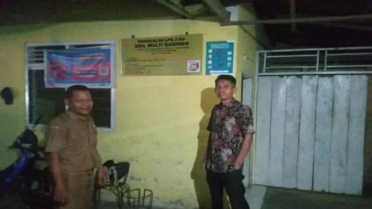 Staf perdagangan sedang melaku monitoring ketersediaan gas LPG tiga kilogram ke pangkalan. (Antara/HO-Dok Dinas Perindustrian Perdagangan dan Ketenagakerjaan Agam)