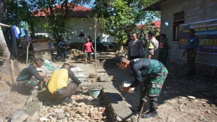 Peserta Latsitardanus LXIII melaksanakan kegiatan pembuatan jamban masyarakat di Nagari IV Koto Hilie, Kecamatan Batang Kapas, Kabupaten Pesisir Selatan. (ANTARA/HO-Kominfo)