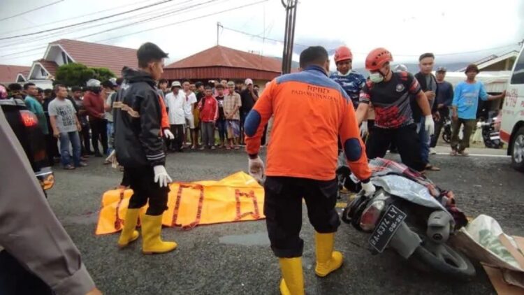 Polisi bersama masyarakat membantu mengevakuasi korban kecelakaan maut di wilayah hukum Polres Kota Padangpanjang Sabtu sore (27/5). ANTARA/Isril Naidi.