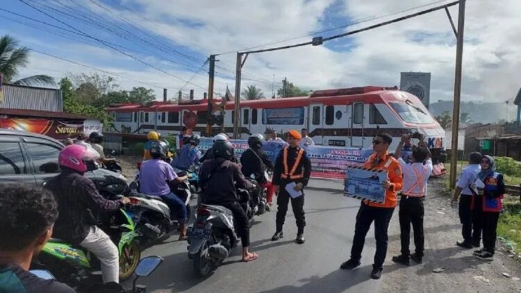 Ada perubahan Jadwal KA, PT KAI Minta Masyarakat Waspada di Perlintasan Sebidang 1 Sosialisasi keselamatan di perlintasan sebidang di Sumbar. (ANTARA/PT KAI Sumbar)