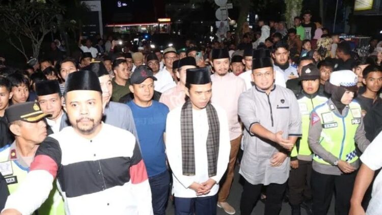 UAS bersama Wako Erman Safar dan legislator RI Andre Rosiade saat akan memberikan tausiah agama di Jam Gadang, Bukittinggi, Sumbar (Antara/Al Fatah)