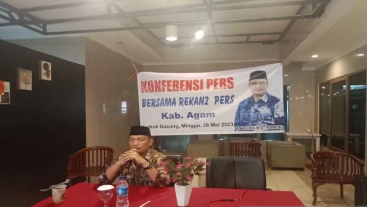 Irwan Fikri sedang memberikan keterangan dalam menjawab gonjang ganjing pengunduran diri sebagai wakil Bupati Agam, Minggu (28/5). (ANTARA/Yusrizal/23)