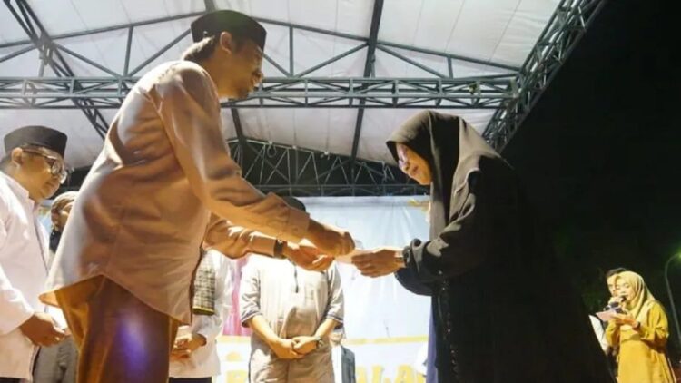 Wali Kota Bukittinggi saat menyerahkan secara simbolis bantuan biaya hidup kepada penyelenggara jenazah (Antara/Al Fatah)