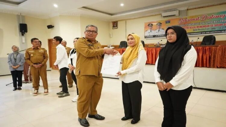 Sekretaris Daerah Solok Selatan Syamsurizaldi menyerahkan sertifikat produk kepada pelaku Industri Kecil Menengah (IKM) saat sosialisasi standarisasi produk, di Padang Aro, Selasa. Antara/HO/Kominfo