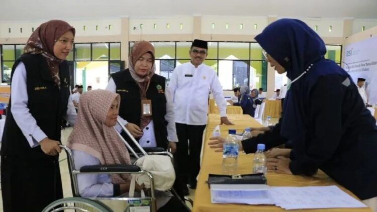 Begini Alur One Stop Service yang Diterapkan Kemenag Sumbar untuk CJH Lansia 1 Kemenag Sumbar menyimulasikan layanan satu atap kepada jamaah calon haji di Padang, Selasa, (30/5). ANTARA/HO-Humas Kemenag Sumbar.
