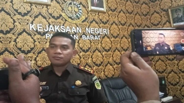 Kepala Kejaksaan Negeri Pasaman Barat Muhammad Yusuf Putra saat memberikan keterangan terkait perkara sewa Tanah Kas Desa kebun kelapa sawit milik Pemkab setempat, Rabu. (Antara/Altas Maulana).