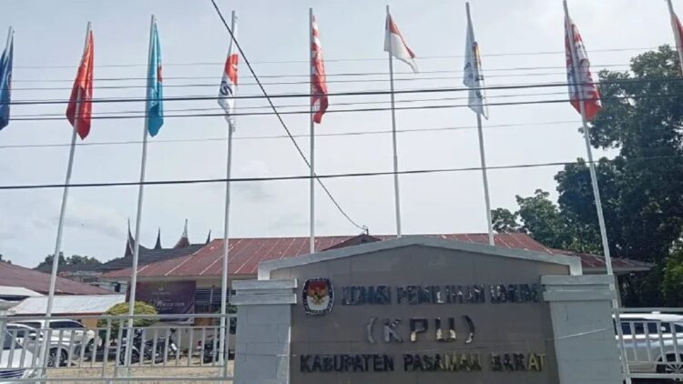 KPU Pasaman Barat mulai melakukan verifikasi administrasi berkas pendaftaran bakal calon legislatif hingga 23 Juni 2023. (Antara/Altas Maulana).