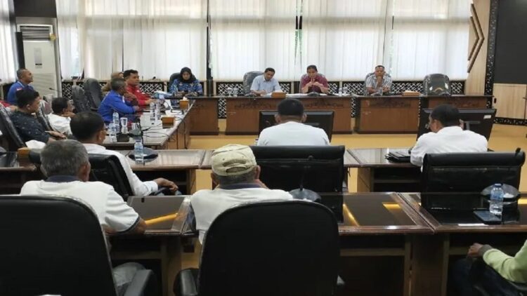 Serikat Buruh di Sumbar Minta Pemerintah Berikan Upah yang Lebih Layak 1 Para buruh beraudiensi dengan pimpinan DPRD Sumbar, Selasa, (2/5/2023). ANTARA/Muhammad Zulfikar.
