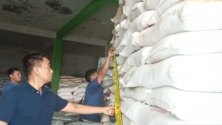 Jajaran Ditreskrimsus Polda Sumbar saat menyita dan mengamankan 147 ton pupuk diduga palsu atau tidak sesuai kadar di Simpang Tiga Kecamatan Luhak Nan Duo Pasaman Barat, Selasa. (Antara/Altas Maulana).