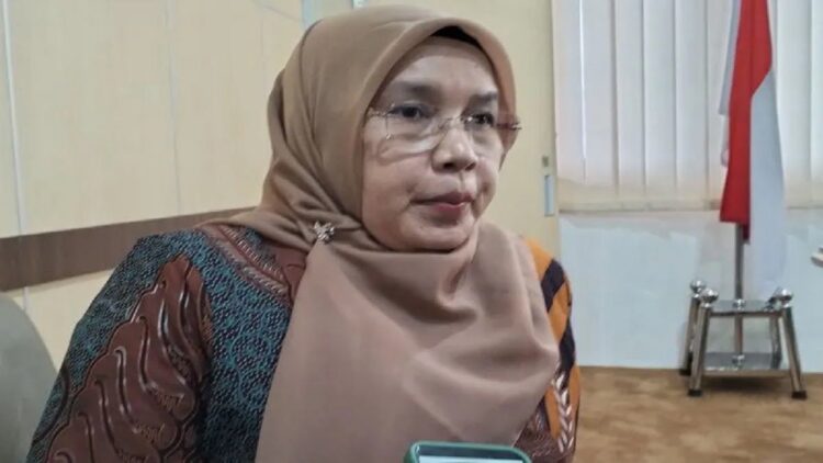 Kepala Lembaga Layanan Pendidikan Tinggi (LLDIKTI) Wilayah X Afdalisma saat diwawancarai awak media massa di Padang, Selasa, (2/5). ANTARA/Muhammad Zulfikar.