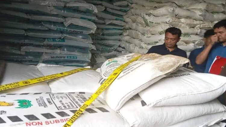 Polisi Periksa Sejumlah Pihak terkait Temuan Ratusan Ton Pupuk Palsu di Pasbar 1 Tim Ditreskrimsus Polda Sumbar saat mengamankan pupuk yang diduga palsu atau kadarnya tidak sesuai dengan di label di Simpang Tiga Kabupaten Pasaman Barat. Perkara itu masih proses penyidikan. (ANTARA/Altas Maulana)