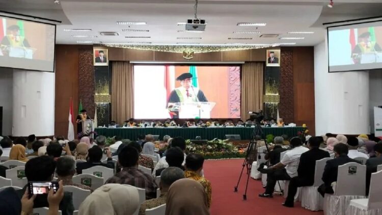Prof Asrinaldi: Politik Identitas Sebabkan Demokrasi di Tanah Air Defisit 1 Pakar politik dari Universitas Andalas (Unand) Prof Asrinaldi menyampaikan orasi ilmiah di Universitas Andalas, Senin, (15/5/2023). ANTARA/Muhammad Zulfikar.