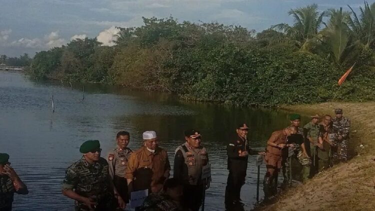 1.000 Batang Mangrove Ditanam di Pantai Indah Maligi Pasbar 1 Komandan Distrik Militer (Dandim) 0305 Pasaman, Sumatera Barat bersama Forkopimda melakukan penanaman mangrove di Panta Indah Maligi Kecamatan Sasak Ranah Pasisie Kabupaten Pasaman Barat dalam rangka mengatasi abrasi pantai, Senin. (Antara/Altas Maulana).