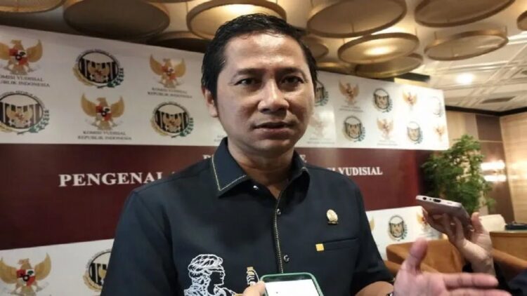Ketua KY Prof Mukti Fajar Nur Dewata saat diwawancarai awak media di Padang, Selasa malam (16/5). ANTARA/Muhammad Zulfikar.