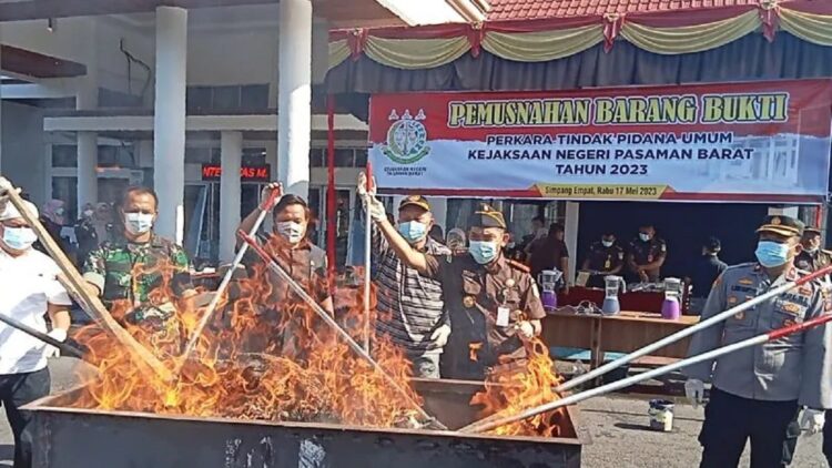 Kejaksaan Negeri Pasaman Barat saat memusnahkan barang bukti perkara pidana umum periode November 2022-Mei 2023. (Antara/Altas Maulana).