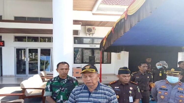 Bupati Pasaman Barat Hamsuardi usai pemusnahan barang bukti narkotika di Kejaksaan Negeri Pasaman Barat. Untuk mendukung pemberantasan narkotika pihaknya akan menyediakan anggaran di nagari atau desa dan membangunkan pos jaga di daerah perbatasan. (Antara/Altas Maulana).