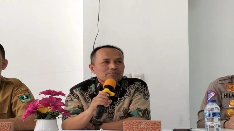 Evaluasi Sistem One Way, Pakar Sarankan Perbaikan Geometrik di Simpang Padang Lua 1 Pakar transportasi sekaligus Ketua Pusat Studi Transportasi Lembaga Penelitian dan Pengabdian Masyarakat Universitas Andalas (Unand) Sumatera Barat Yosritzal (tengah) memaparkan evaluasi penerapan one way di Padang, Selasa, (23/5). ANTARA/Muhammad Zulfikar.