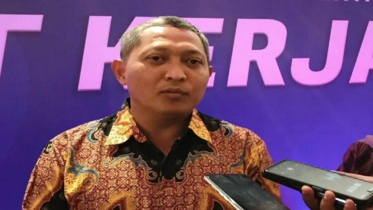 Direktur Kelembagaan Direktorat Jenderal Pendidikan Tinggi, Riset, dan Teknologi (Diktiristek) Kemendikbudristek Lukman saat diwawancarai awak media di Padang, Rabu malam, (24/5). ANTARA/Muhammad Zulfikar.