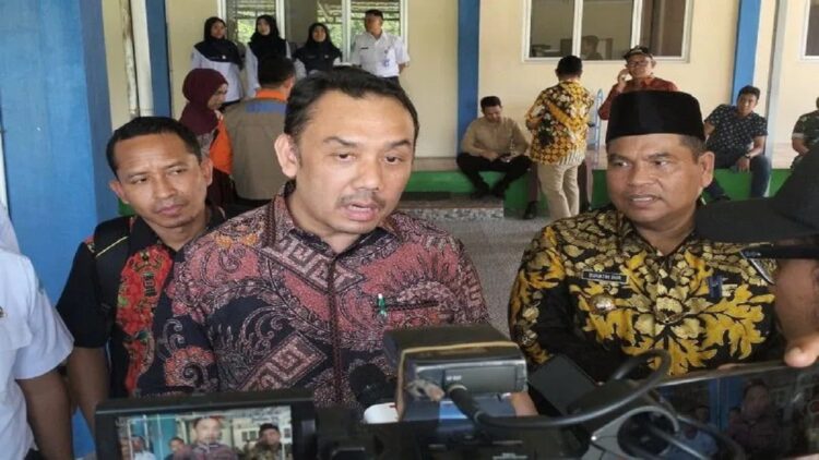 Wakil Ketua Komisi V DPR RI Muhammad Iqbal (batik motif merah hitam bersama Bupati Padang Pariaman Suhatri Bur (kanan) menjawab pertanyaan wartawan terkait pembebasan lahan Tol Seksi Padang-Sicincin di Kabupaten Padang Pariaman, Kamis, (25/5). ANTARA/Muhammad Zulfikar.