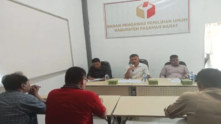 Bawaslu Pasbar Temukan 943 Orang Terindikasi Pemilih Ganda 1 Bawaslu Pasaman Barat saat menyampaikan hasil temuan selama tahapan Pemilu 2024, Kamis. (Antara/Altas Maulana).