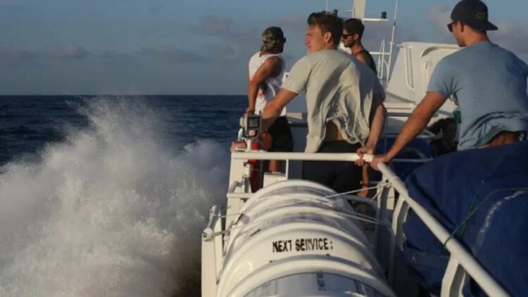 Sejumlah wisatawan Asing berdiri diatas kapal cepat Padang-Mentawai saat melewati gelombang tinggi di perairan laut Mentawai, Sumbar, Senin (16/7). ANTARA SUMBAR/Adi Prima/Maril/18.