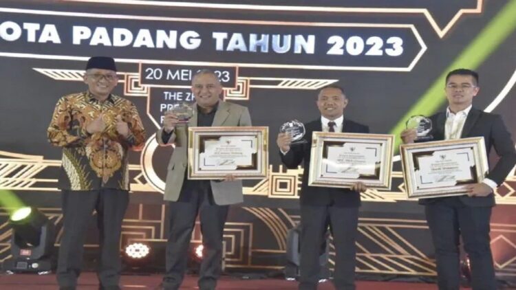 Wali Kota Padang Hendri Septa (kiri) bersama wajib pajak dalam Malam Anugerah Pajak (ANTARA/ HO Diskominfo Padang)