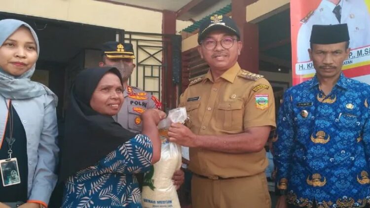 Pemkab Solok Selatan Berharap Bapanas Lanjutkan Program Bantuan Beras 1 Bupati Solok Selatan Khairunas didampingi Wakil Bupati Yulian Efi dan perwakilan PT Pos Indonesia menyerahkan bantuan berupa beras kepada masyarakat penerima manfaat. Antara/Erik