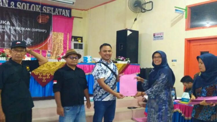 Ketua KPU Solok Selatan Nila Puspita menyerahkan hasil rapat pleno terbuka menetapkan Daftar Pemilih Sementara Hasil Perbaikan (DPSHP) kepada perwakilan Polres, Bawaslu serta Parpol, di Padang Aro, Jumat. Antara/Erik