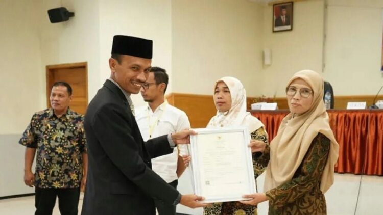 Wakil Bupati Solok Selatan Yulian Efi menyerahkan sertifikat halal kepada pelaku UMKM saat pelatihan peningkatan kapasitas koperasi, usaha mikro dan kecil, di Padang Aro, Senin. (ANTARA)