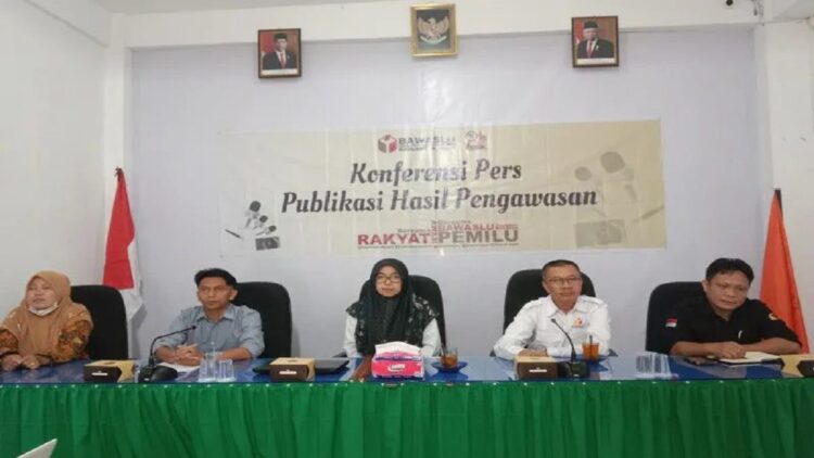 Komisioner Bawaslu Kabupaten Agam sedang memberikan keterangan terkait hasil pengawasan di aula lembaga itu, Selasa (23/5). Dok Antara/Yusrizal