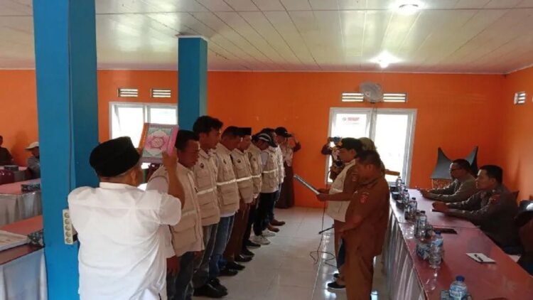 Wali Nagari Pasia Laweh Zul Arifin melantik Tim PAGARI setempat, Selasa (30/5). Dok Yusrizal
