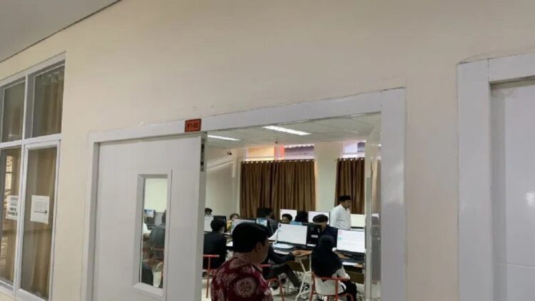 Gunakan Komputer Bebas Aplikasi, Rektor UNP Pastikan tak Ada Kecurangan di UTBK-SNBT 1 Rektor UNP Prof Ganefri memantau pelaksanaan UTBK-SNBT di Universitas Negeri Padang,Jumat (ANTARA/ Mario Sofia Nasution)