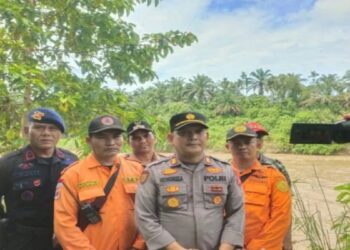 Bantu Pencarian Orang Hanyut di Sungai Batanghari, Polres Dharmasraya Kerahkan Perahu Karet