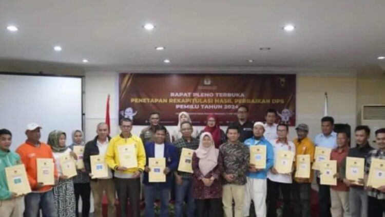 Ketua KPU Padangpanjang, Okta Novisyah menyerahkan berita acara pleno DPSHP kepada parpol peserta pemilu dan pihak terkait. (Foto: ANTARA)