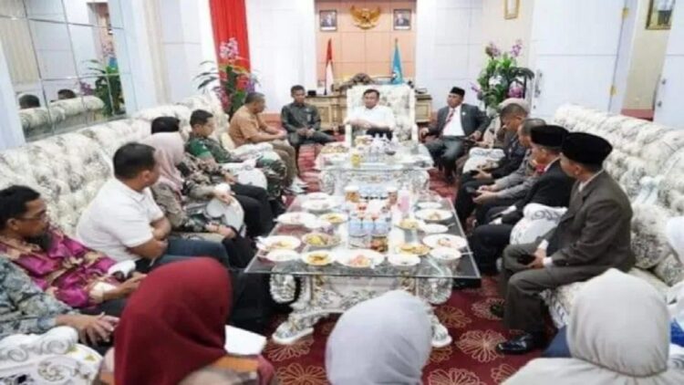 Bupati Sutan Riska Tuanku Kerajaan dan Jajaran Pemkab Dharmasraya menggelar pertemuan dengan perwakilan Kemensos RI membahas persiapan HLUN ke-27 di daerah itu. (Antara/HO-Kominfo Dharmasraya)