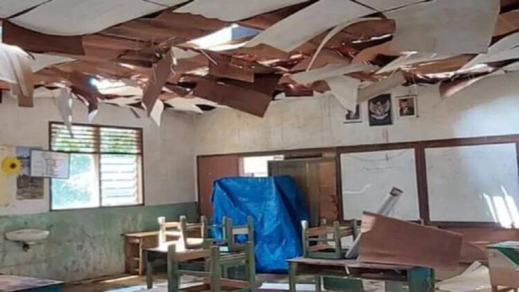 Atap SDN 18 Sungai Aur Kabupaten Pasaman Barat rusak berat akibat angin kencang melanda daerah itu Jumat (19/5). (Antara/HO-Kominfo Pasbar).
