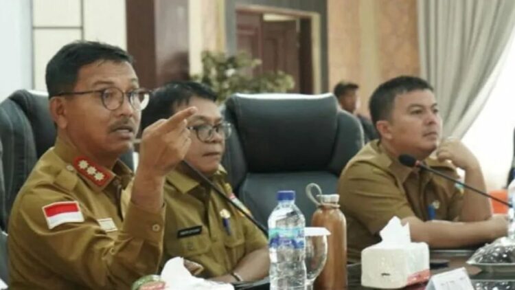Pemkab Solsel Evaluasi DTKS agar Warga Sesuai Kriteria Terdata 1 Bupati Solok Selatan Khairunas memimpin rapat koordinasi guna mengevaluasi Data Terpadu Kesejahteraan Sosial (DTKS) bersama camat, Wali Nagari dan operator nagari di Padang Aro. Antara/Erik
