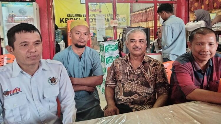 Anggota KBPKL memberikan keterangan pers dan membantah ketuanya terhadap salah seorang pengurus KPP. (Foto: Dok. Istimewa)