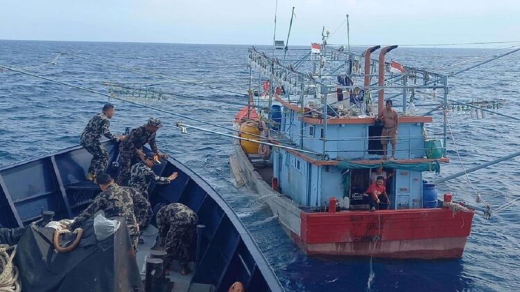 KKP Tertibkan Sembilan Kapal Ikan Indonesia yang Melanggar Operasional 1 KKP tertibkan sembilan KII di Perairan Batam. (Dok. Istimewa)