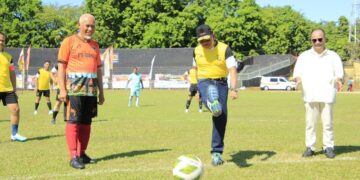 Irjen Pol Suharyono buka iven Kapolda Sumbar Cup 2023 yang ditandai dengan tendangan pertama. (Dok. Bidhumas)