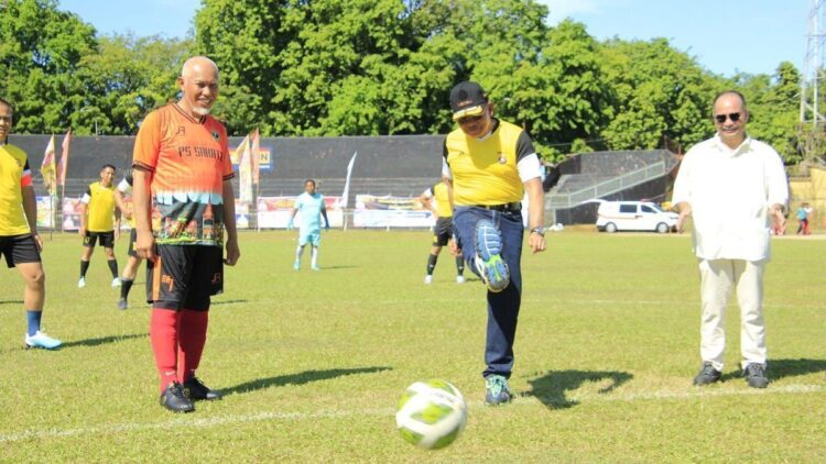 Irjen Pol Suharyono buka iven Kapolda Sumbar Cup 2023 yang ditandai dengan tendangan pertama. (Dok. Bidhumas)