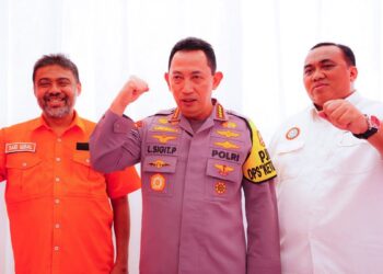 Kapolri Jenderal Listyo Sigit bersama dua orang petinggi dari organisasi buruh saat mengawal demo di Istora Senayan, Jakarta. (Dok. Divhumas)