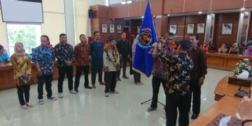Pengurus PWI Bukittinggi 2023-2026 Resmi Dilantik 8 Ketua PWI Bukittinggi Ikhwan Salim menerima pataka saat dilantik. (Dok. Istimewa)